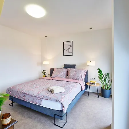 Luxusni Dum S Rozkvetlou Zahradou V Centru Villa